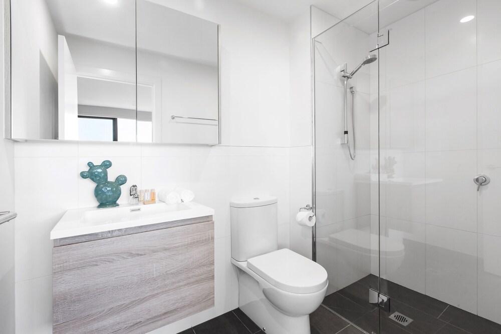 Spacious Urban Oasis in Central Location - Tap to explore photos