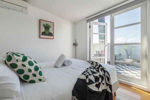 StayCentral - Fitzroy Converted Warehouse Penthouse - Tap to explore photos