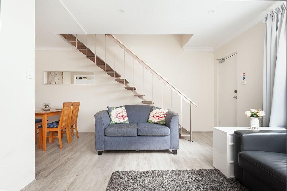 Comfy & Convenient Homebush West - Tap to explore photos