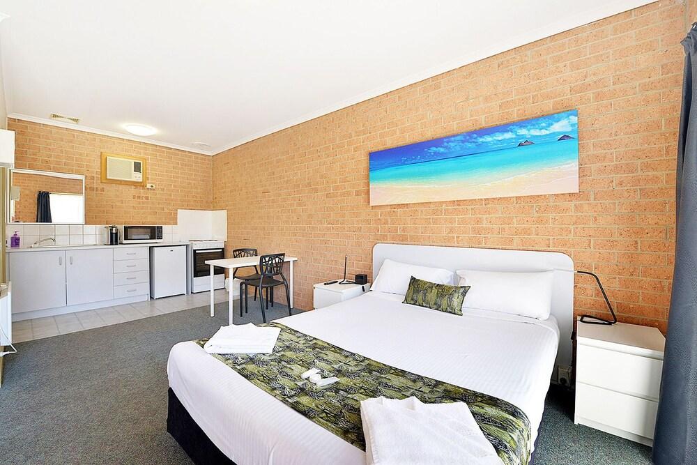 Cranbourne Motor Inn Room Type - Queen Room