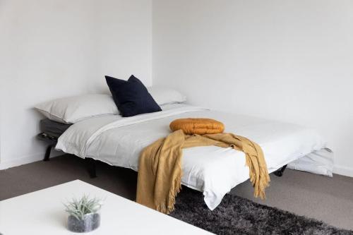 NEW! A Comfy & Stylish Apt Next to Darling Harbour - Tap to explore photos