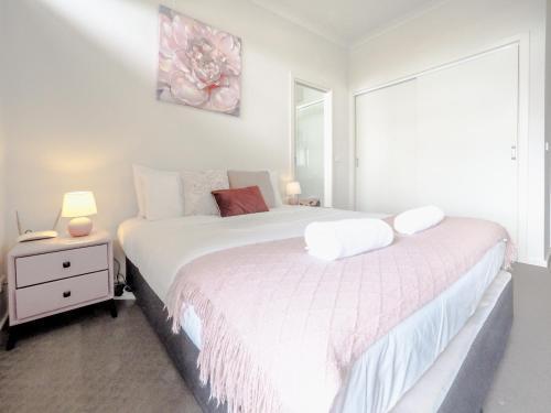 Mt Waverley Spacious 2BR2BA parking wifi balcony - Tap to explore photos