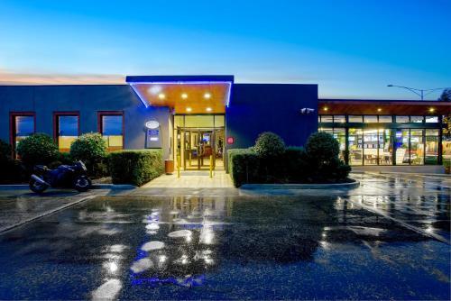 Club Laverton - Tap to explore photos