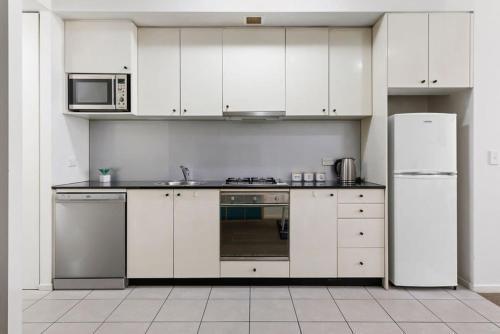 A Modern & Cozy Studio Next to Darling Harbour - Tap to explore photos