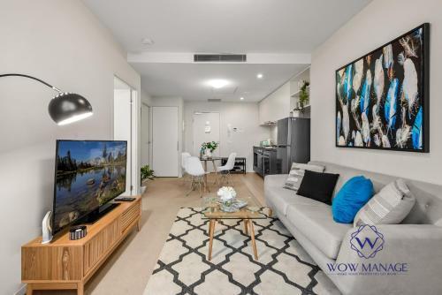 WOW Apartment on Collins - Tap to explore photos
