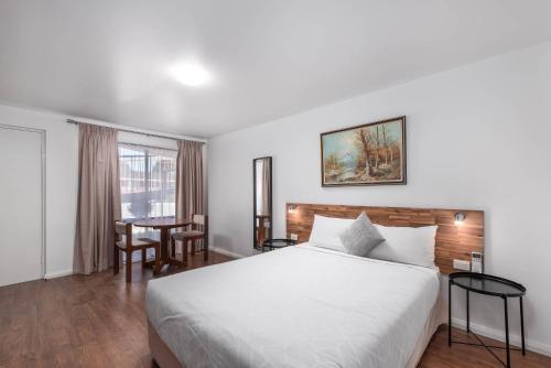 Econo Lodge Lilydale Room Type - Deluxe Queen Room