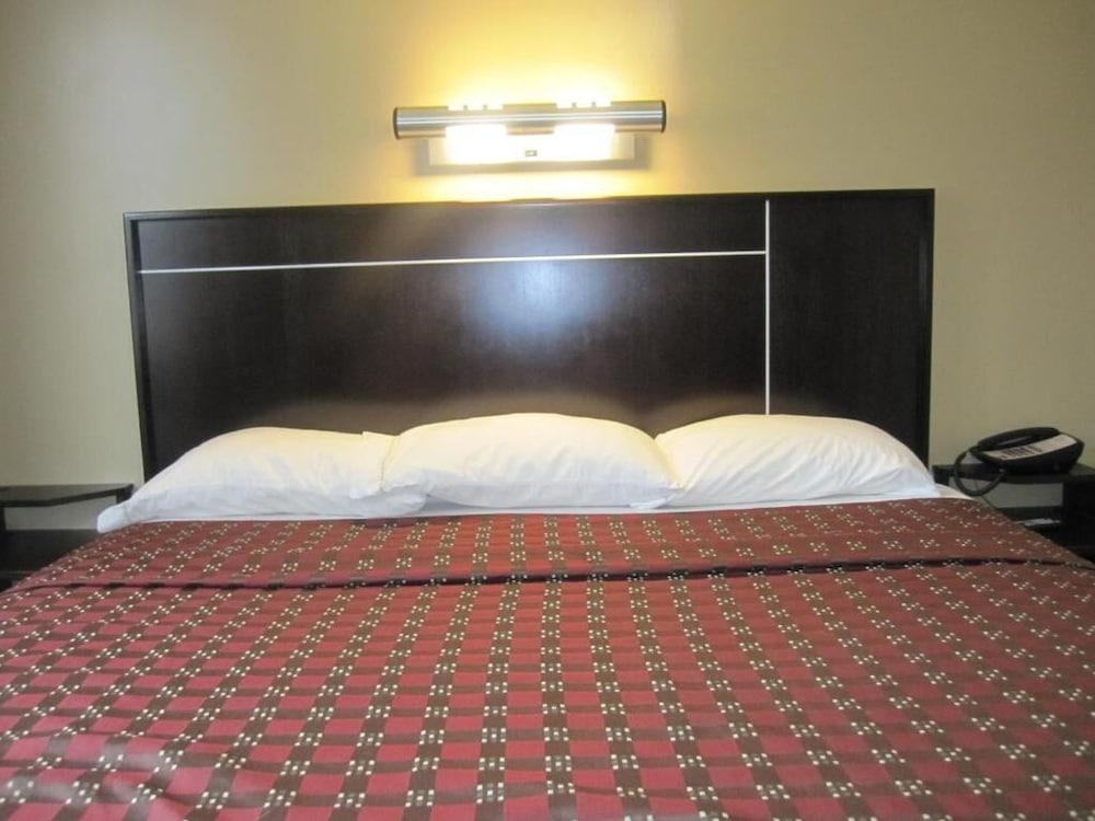 Dynasty Hotel and Suites New York LaGuardia Hotel - Tap to explore photos