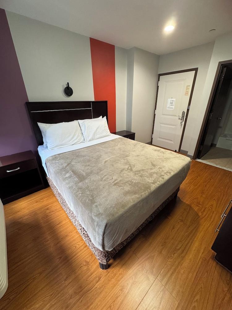 Dynasty Hotel and Suites New York LaGuardia Hotel Room Type - Deluxe Single Room, 1 Queen Bed, Non Smoking