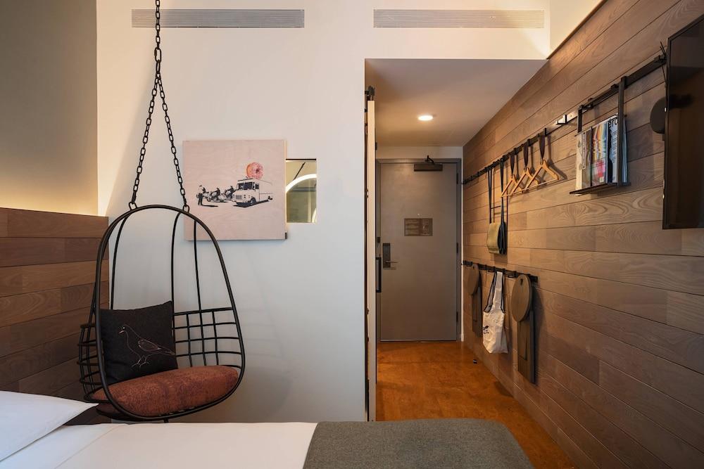 Moxy NYC Downtown Room Type - Room, 1 Queen Bed, Roll-in Shower, City View