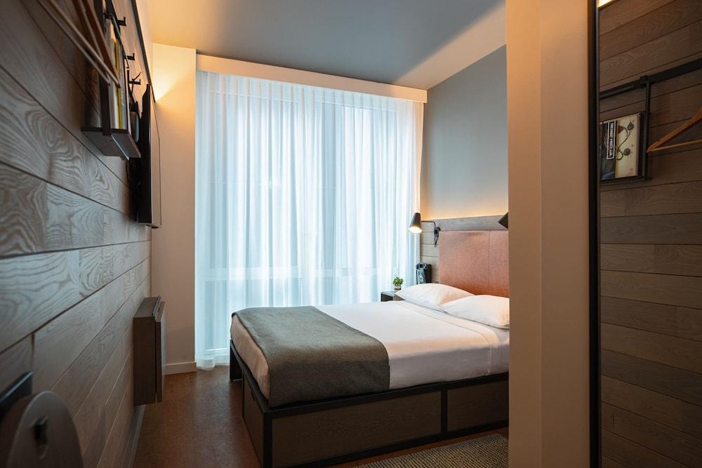 Moxy NYC Downtown Room Type - Room, 1 Queen Bed