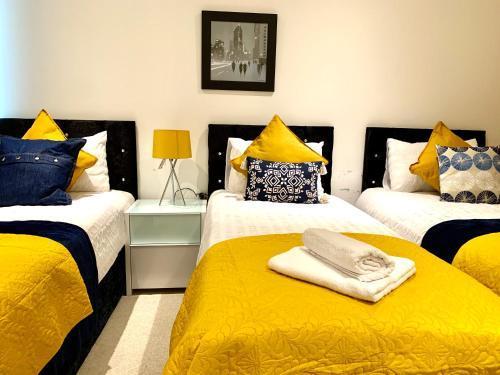 Dockland Excel 2 Bedroom Apartment - Tap to explore photos