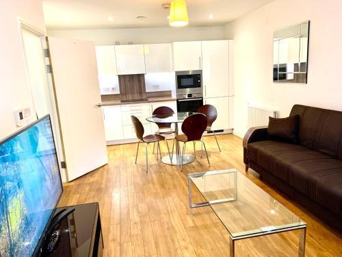 Dockland Excel 2 Bedroom Apartment - Tap to explore photos