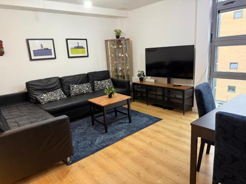 London Luxury Holiday Home B - Tap to explore photos
