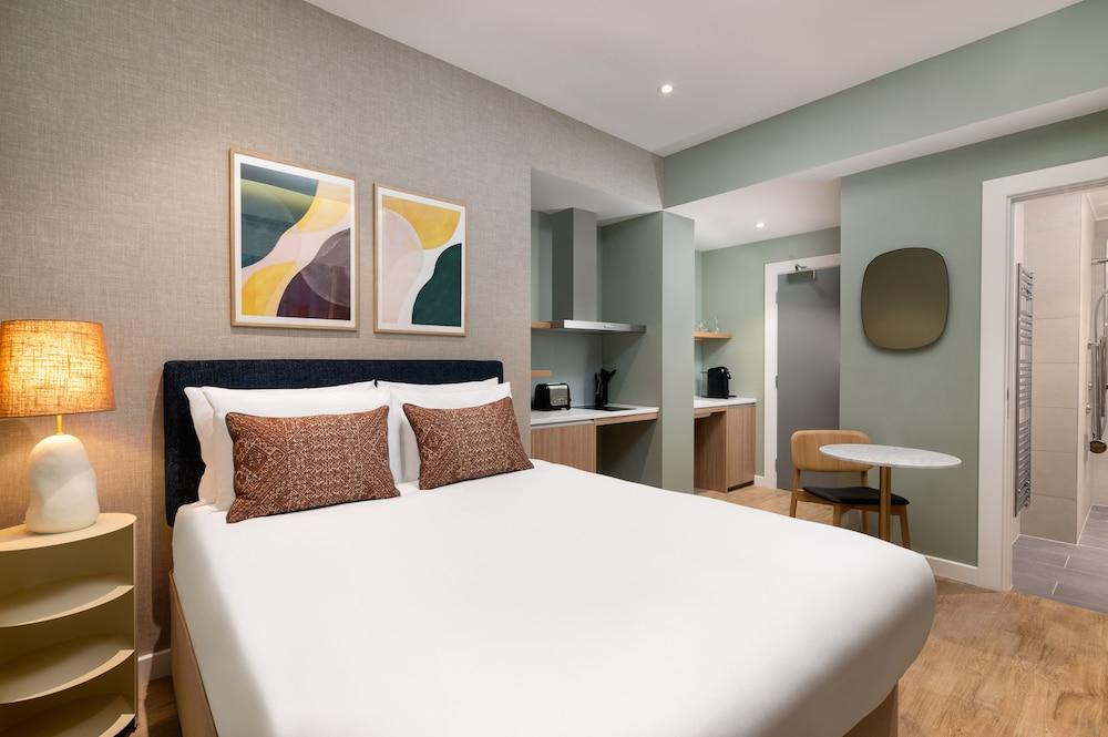 The Lincoln Suites Room Type - Standard Studio, Roll-in Shower