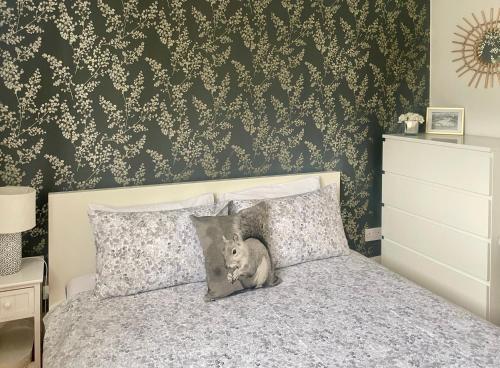 Bright 1 Bedroom Central London - Tap to explore photos