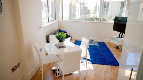 Stylish Canary Wharf Flat Fast WiFi - Tap to explore photos