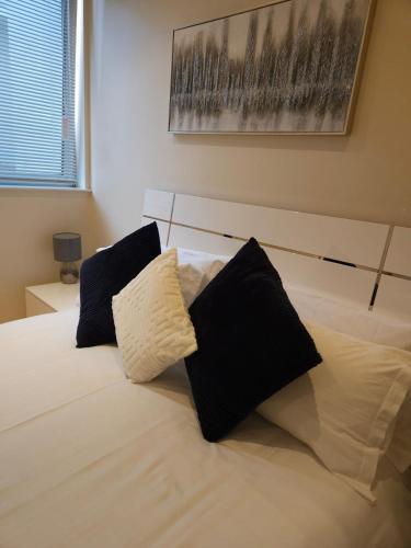 Stylish Canary Wharf Flat Fast WiFi - Tap to explore photos