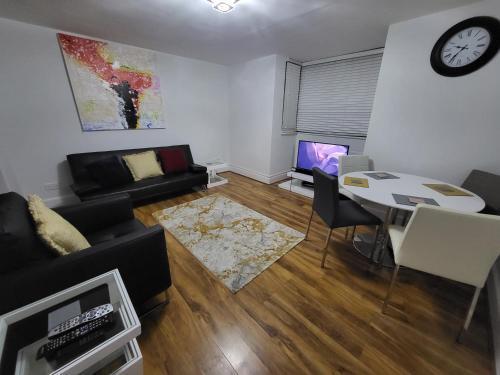 London City Modern Apartment, Woolwich - Tap to explore photos