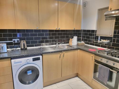 London City Modern Apartment, Woolwich - Tap to explore photos