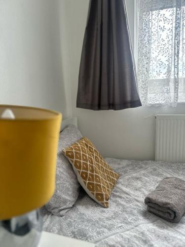 London Budget Maisonette - Tap to explore photos