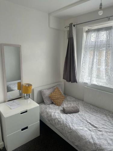 London Budget Maisonette - Tap to explore photos