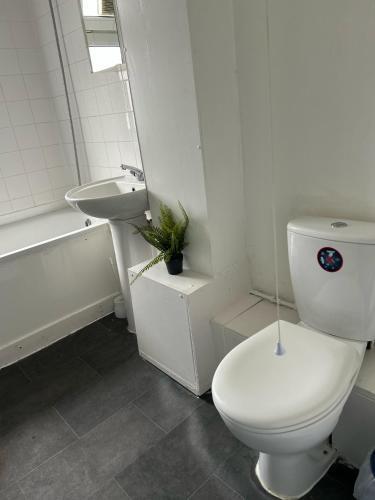 London Budget Maisonette - Tap to explore photos