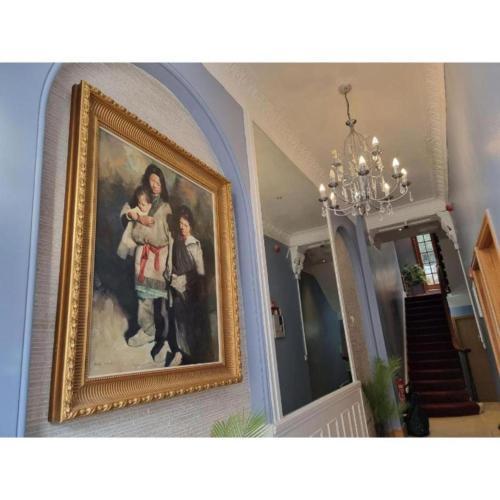 FB1-Spacious Basement Studio Flat fits 2- Near Hyde Park - Tap to explore photos