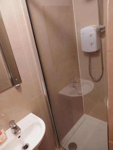 F202-Cosy 2nd Flr Flat Fits 3 Near Hyde Park - Tap to explore photos