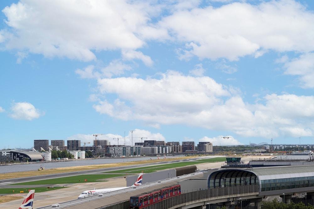 Courtyard by Marriott London City Airport - Tap to explore photos