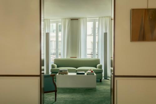 Pied A Terre Saint Honoré - Tap to explore photos