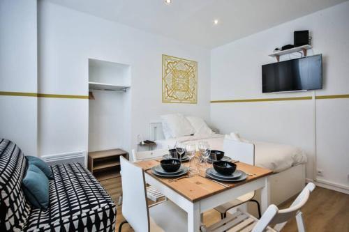cosy indépendant studio proche gare et jardin Room Type - One-Bedroom Apartment cosy indépendant studio proche gare et jardin Room Type - One-Bedroom Apartment