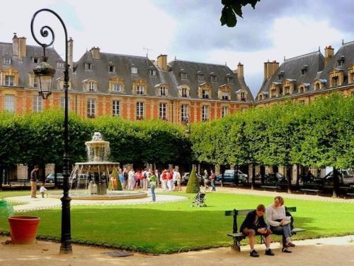 Designer Flat, Steps from Place des Vosges, Le Marais