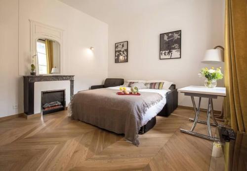 Designer Flat, Steps from Place des Vosges, Le Marais - Tap to explore photos