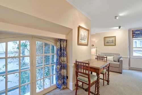 Pick A Flat's Apartments in Saint Germain - Paul-Louis Courier Room Type - Standard Apartment