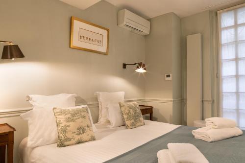 Pick A Flat's Apartments in Saint Germain - Paul-Louis Courier - Tap to explore photos