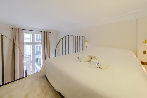 Appartement de standing 1 – tour Eiffel/Invalides - Tap to explore photos