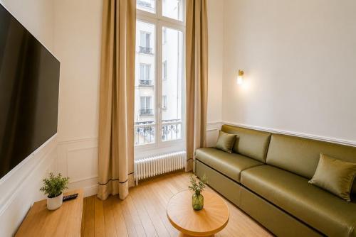 Appartement de standing 1 – tour Eiffel/Invalides - Tap to explore photos