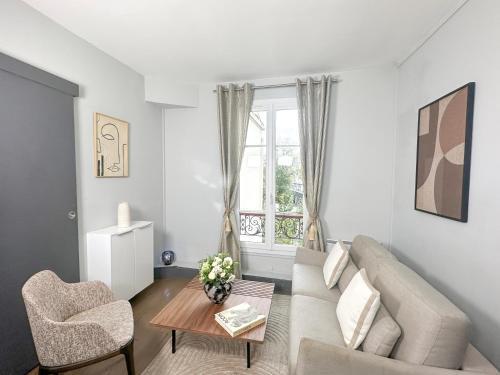 Stunning Apartment near Eiffel Tower - Tap to explore photos