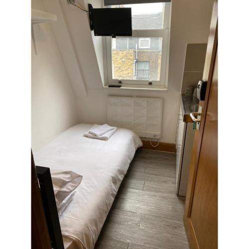 F405-Comfy Studio for 1 near Hyde Park - Tap to explore photos