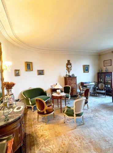 beautiful flat in the center of Paris 6 th district - Tap to explore photos