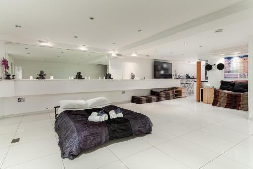 Holiday Lets London - Tap to explore photos