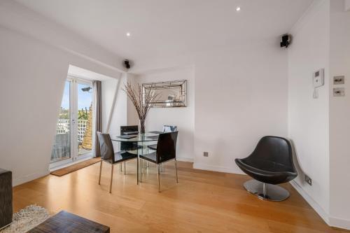 Stylish Kensington Studio - Tap to explore photos