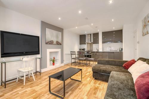 Holland Park Apartment - Tap to explore photos