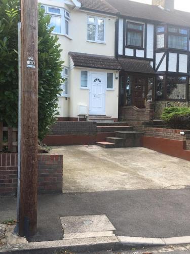 Single Room G1 (Sandycroft Guest House) - Tap to explore photos