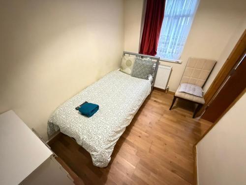 Single Room G1 (Sandycroft Guest House) - Tap to explore photos
