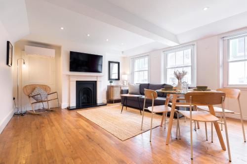 Beautiful One Bedroom Apartment in Soho - Tap to explore photos