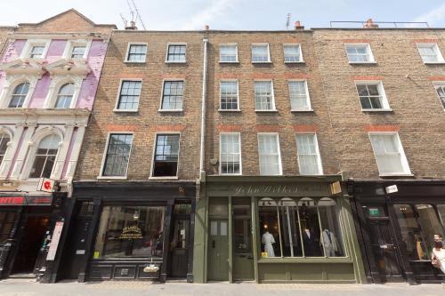 Beautiful One Bedroom Apartment in Soho - Tap to explore photos