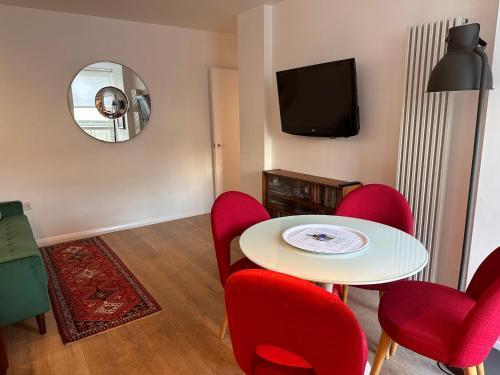 Midtown London Apartment - Tap to explore photos