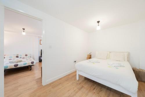 Modern one bedroom flat in Central London - Tap to explore photos