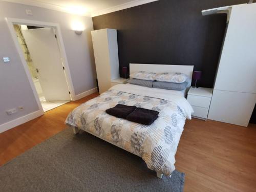 Large modern GF 1-bed apartment Sleeps 2